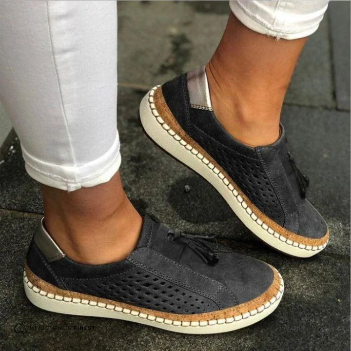 Dames instappers met trendy plateauzool, ademende perforaties en elegante kwastjes voor zomercomfort.