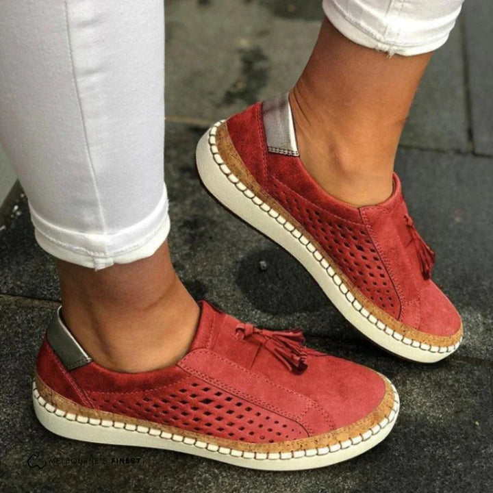 Casual dames slip-on sneakers met subtiele perforaties en decoratieve kwastjes, een modieuze zomerschoen.