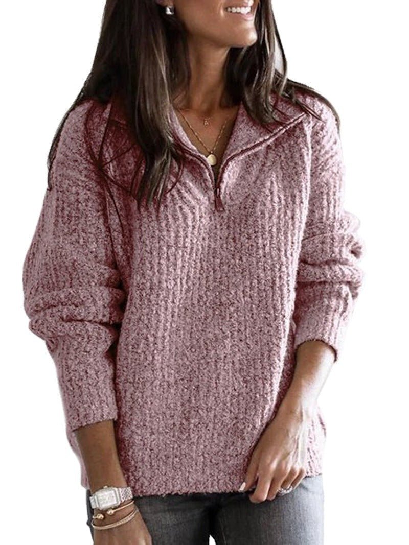 Modieuze dames rits trui in slanke pasvorm, gestyled voor een chique herfstoutfit.