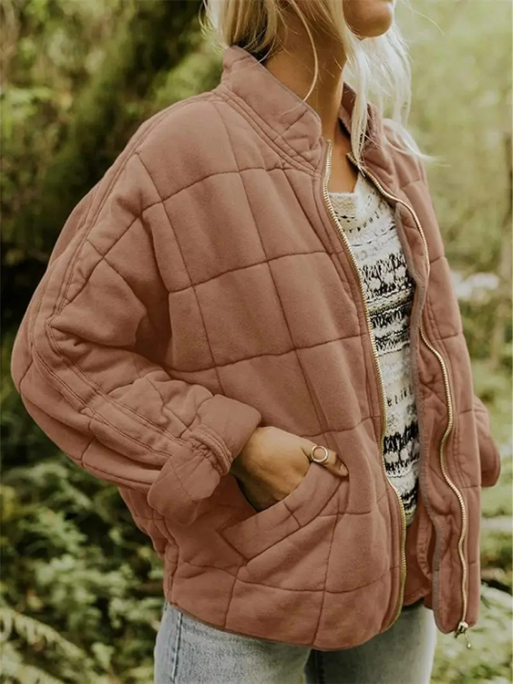 Elegante dames tussenjas, gewatteerd met ritssluiting en staande kraag, perfect voor lente en herfst.