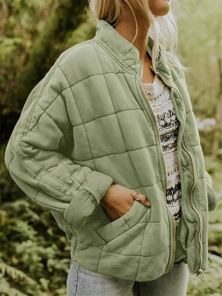 Casual damesjas met ritssluiting, gewatteerd en met praktische staande kraag, een comfortabele keuze.
