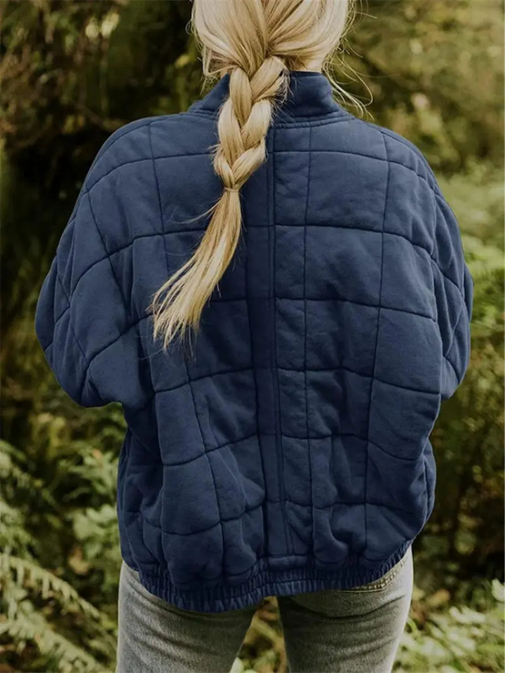 Stijlvolle damesjas, gewatteerd met ritssluiting en opstaande kraag, comfortabel en chic voor vrouwen.