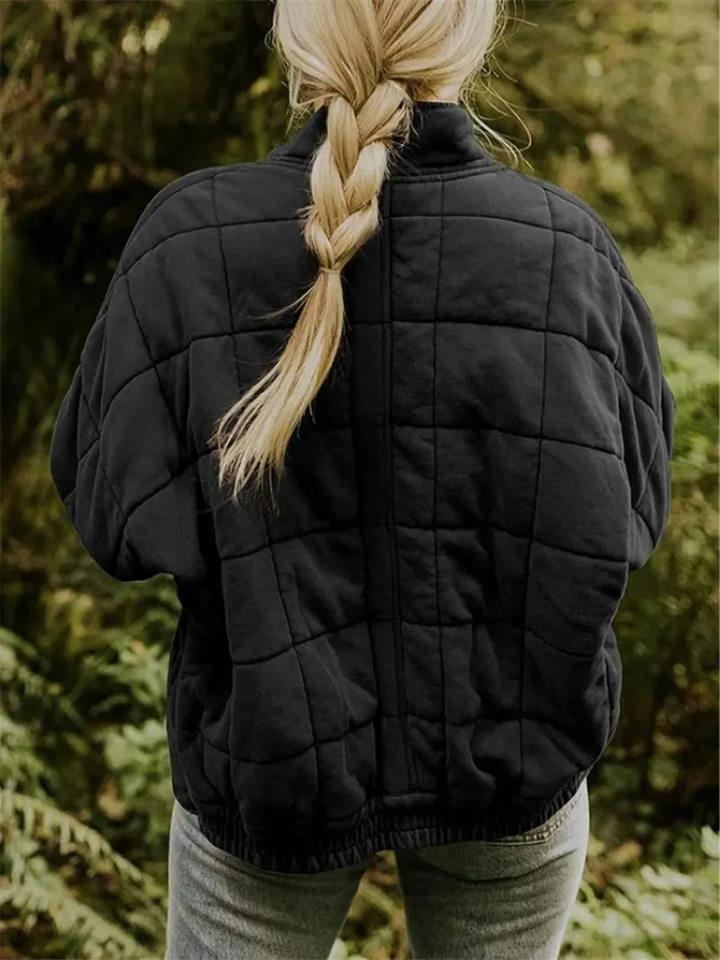 Modieuze tussenjas voor dames, met ritssluiting, gewatteerd en stijlvolle staande kraag. Comfortabel.