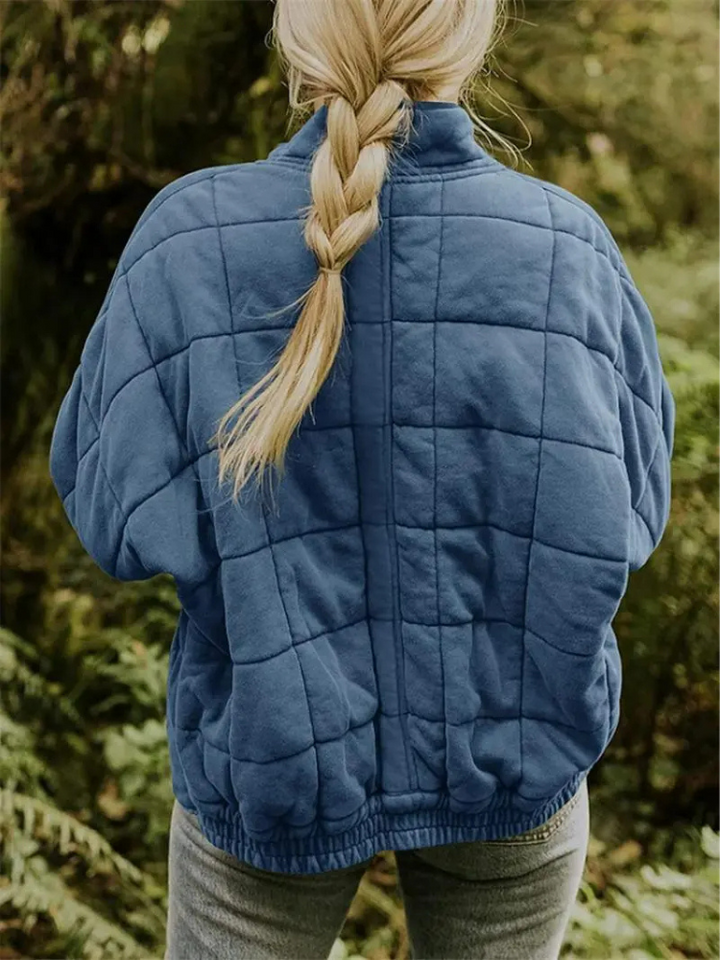 Stijlvolle damesjas met ritssluiting en staande kraag, gewatteerd voor optimaal comfort en warmte.