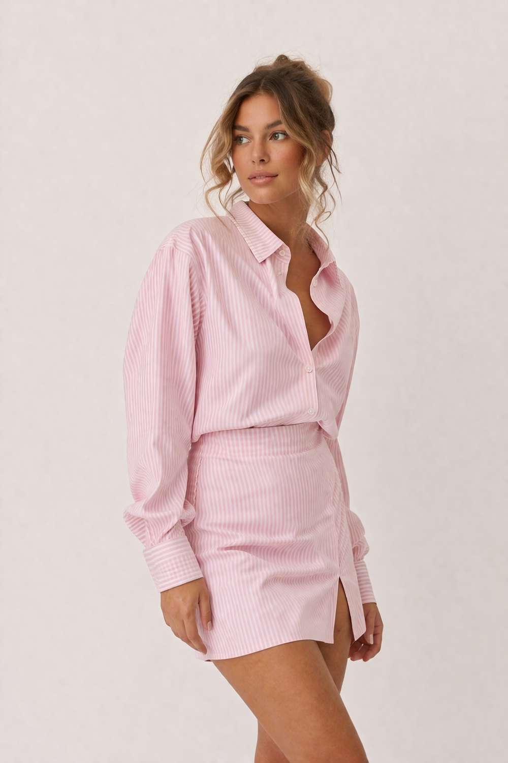 Roze gestreepte dames rok en bijpassend shirt, een veelzijdige tweedelige set voor stijlvolle zomerkleding.