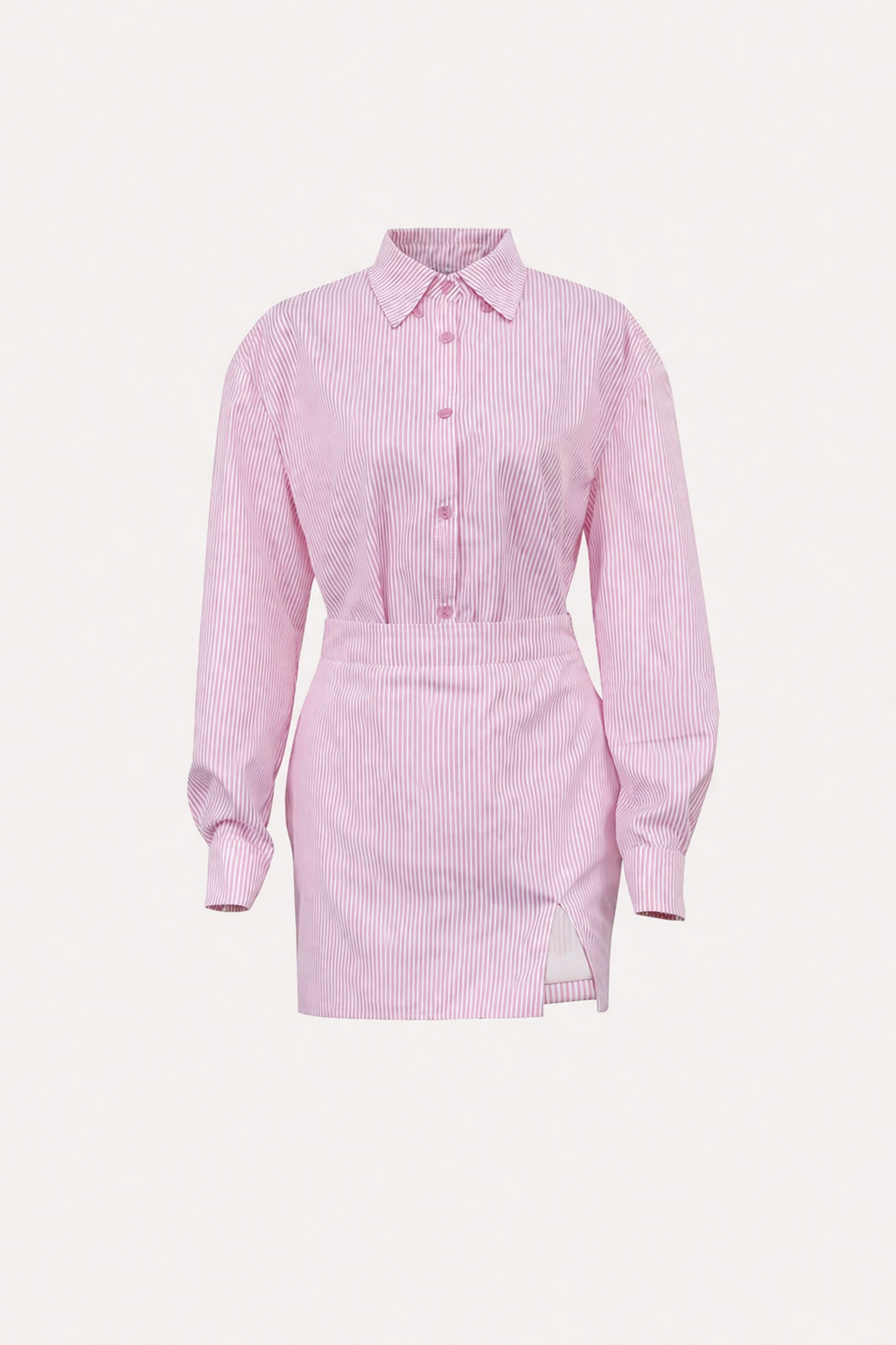 Vrolijke roze gestreepte tweedelige dames set met comfortabel shirt en trendy rok, perfecte zomerkleding.
