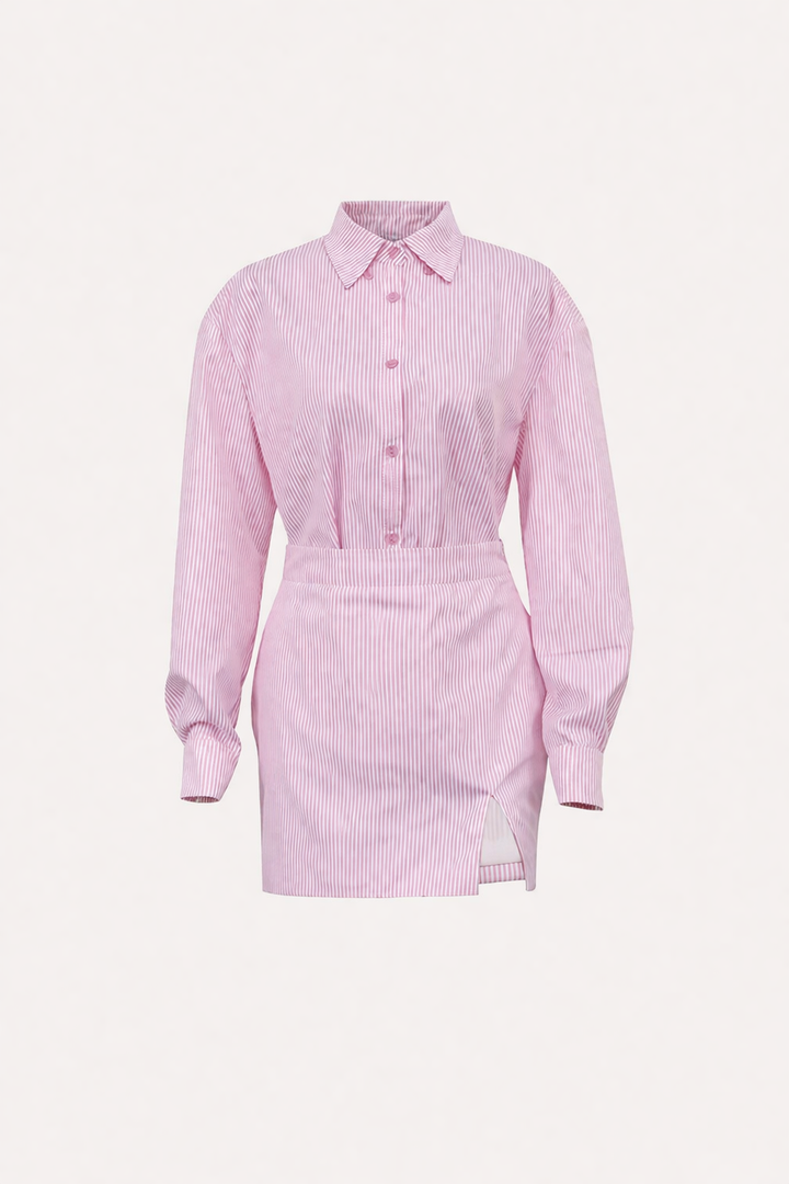 Vrolijke roze gestreepte tweedelige dames set met comfortabel shirt en trendy rok, perfecte zomerkleding.