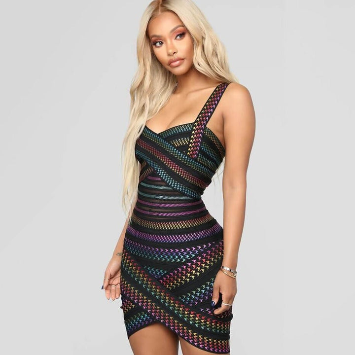 Stijlvolle dames veelkleurige mini feestjurk met trendy gestreept patroon, perfect voor een avondje uit.