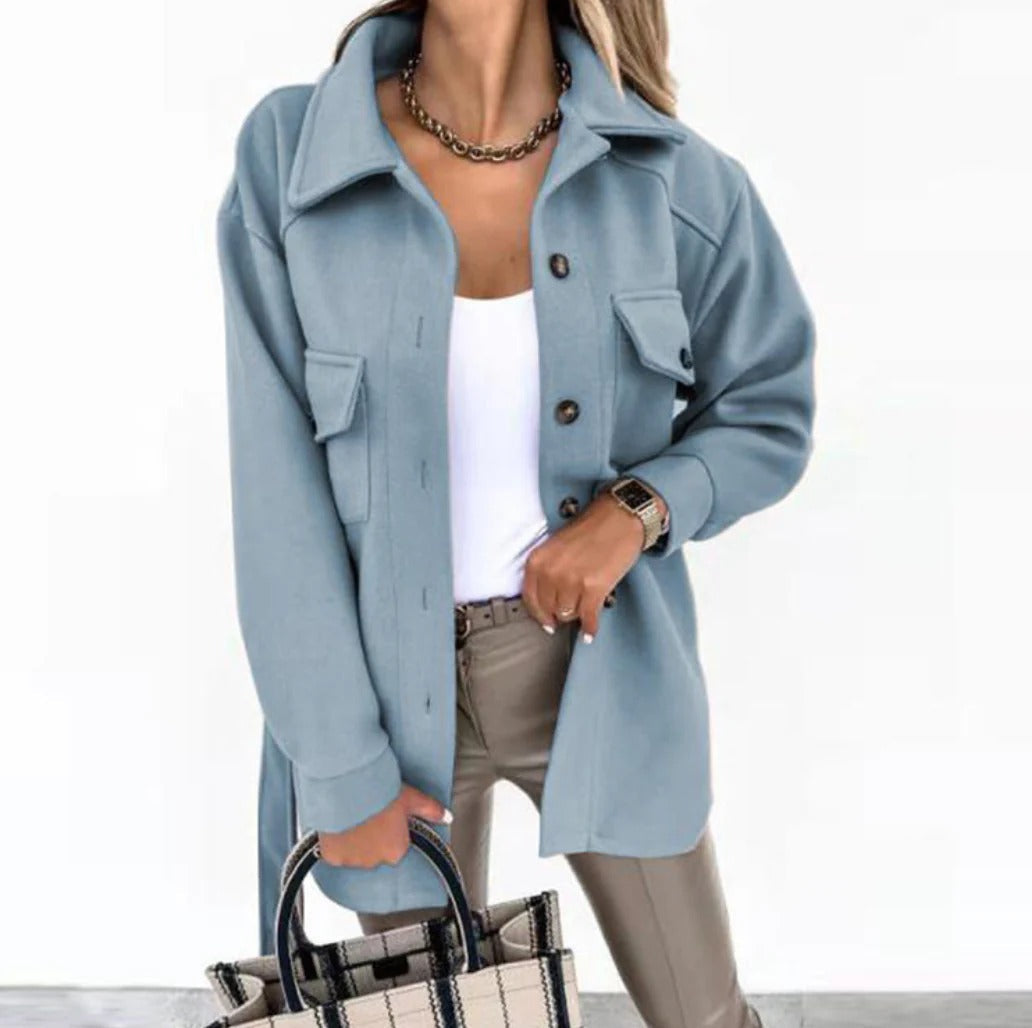 Stijlvolle dames voorjaarsjas met elegante snit en weerbestendige afwerking, perfect voor comfort en stijl in de lente.