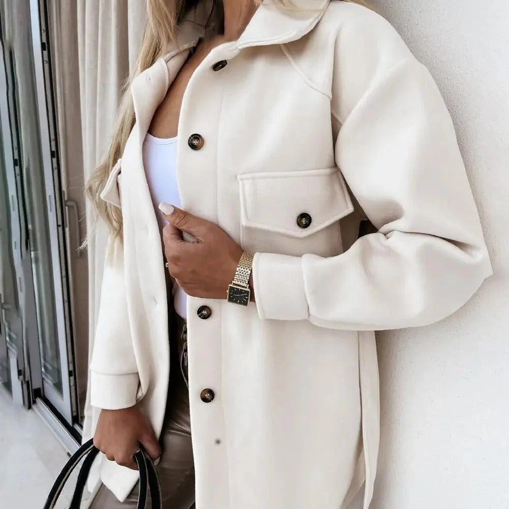 Stijlvolle dames voorjaarsjas met elegante snit en weerbestendige afwerking, perfect voor comfort en stijl in de lente.