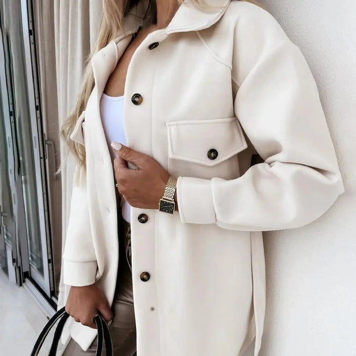 Stijlvolle dames voorjaarsjas met elegante snit en weerbestendige afwerking, perfect voor comfort en stijl in de lente.