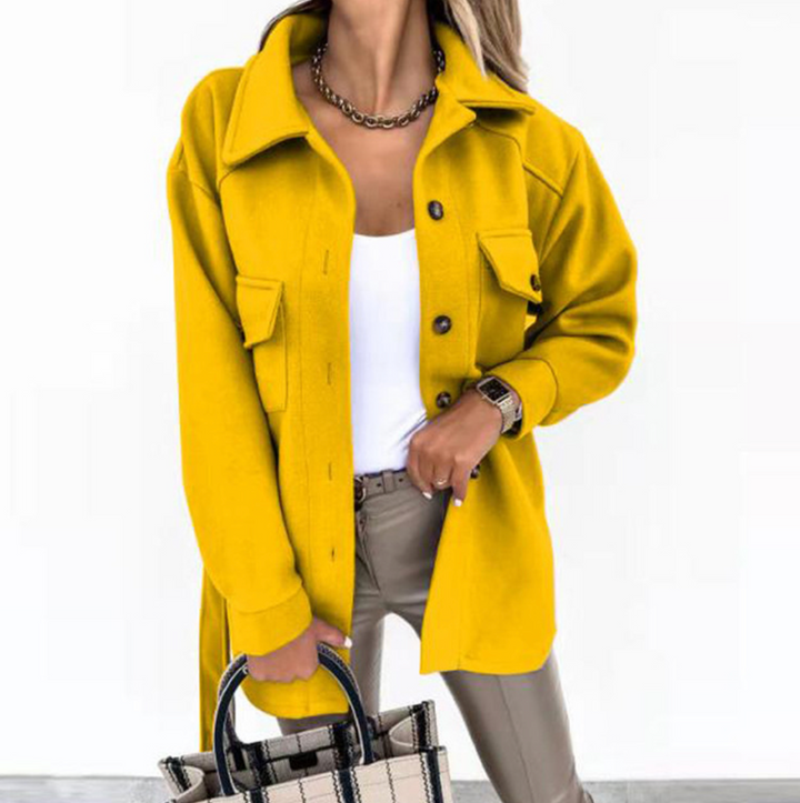 Stijlvolle dames voorjaarsjas met elegante snit en weerbestendige afwerking, perfect voor comfort en stijl in de lente.