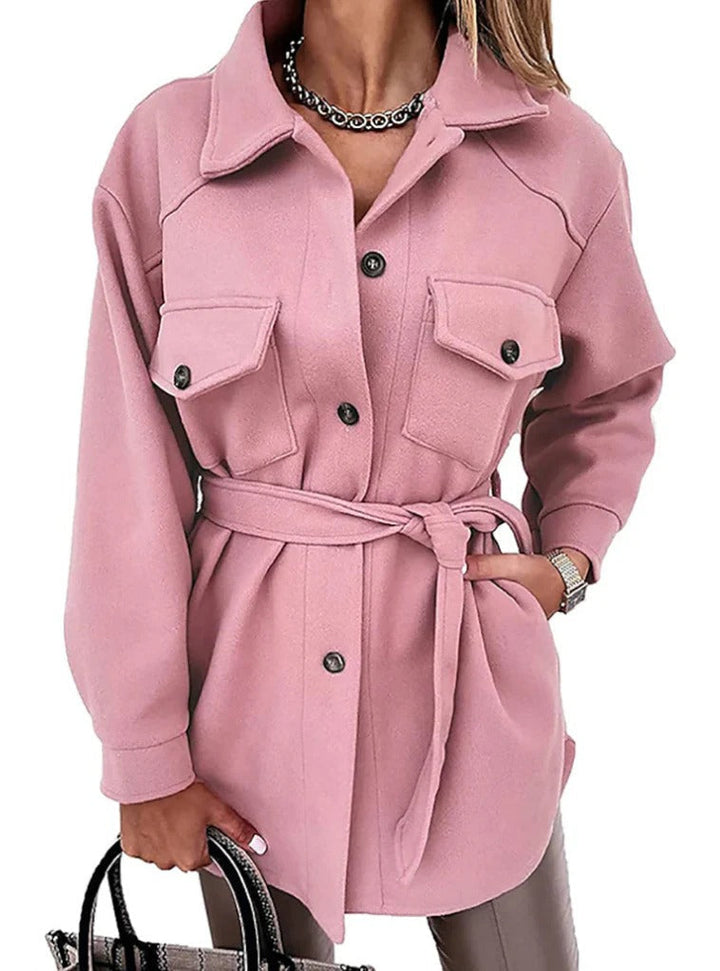 Stijlvolle dames voorjaarsjas met elegante snit en weerbestendige afwerking, perfect voor comfort en stijl in de lente.