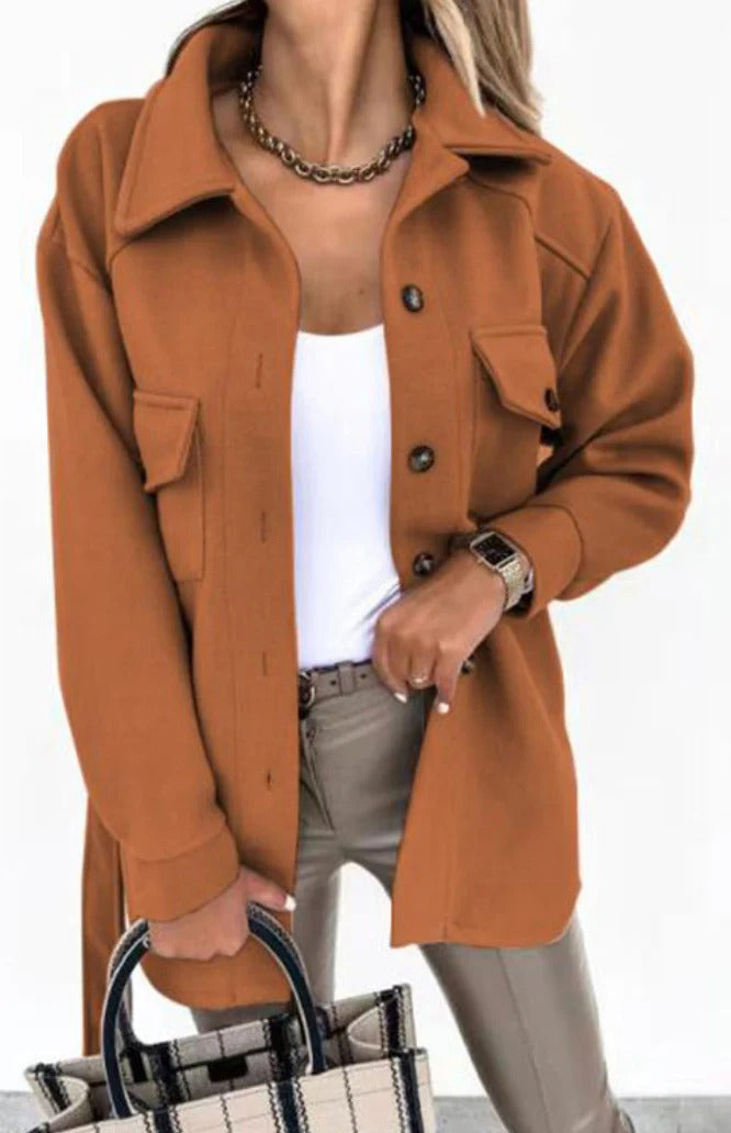 Stijlvolle dames voorjaarsjas met elegante snit en weerbestendige afwerking, perfect voor comfort en stijl in de lente.