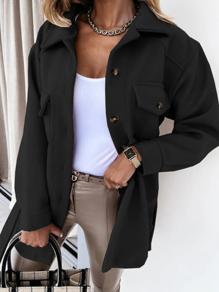 Stijlvolle dames voorjaarsjas met elegante snit en weerbestendige afwerking, perfect voor comfort en stijl in de lente.