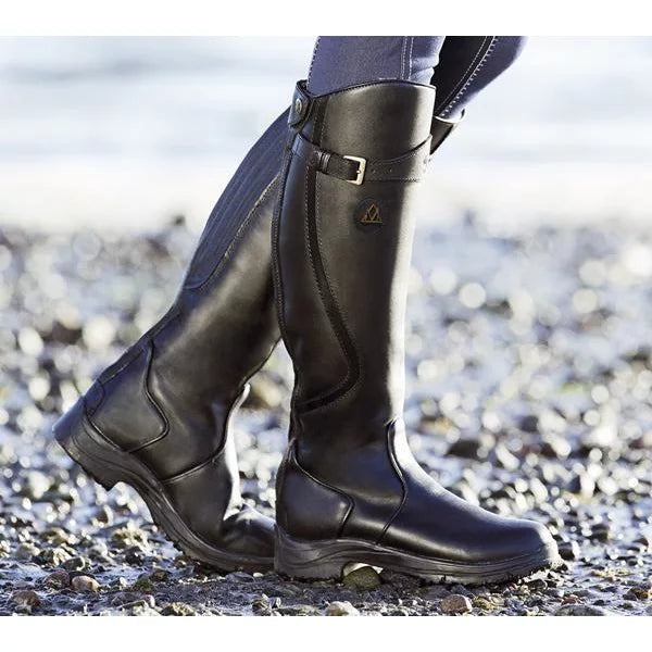 Close-up van warme dames winterlaars; waterdicht textiel en thermische voering voor comfort in koude wintermode.