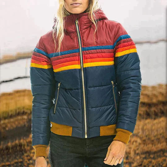 Stijlvolle dames winterjas van pluche met capuchon, ideaal voor comfort en warmte tijdens koude dagen.