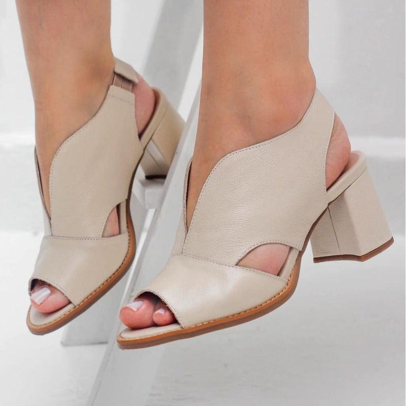 "Stijlvolle damessandalen met beige blokhak, open design en verstelbare bandjes voor comfort en stabiliteit"