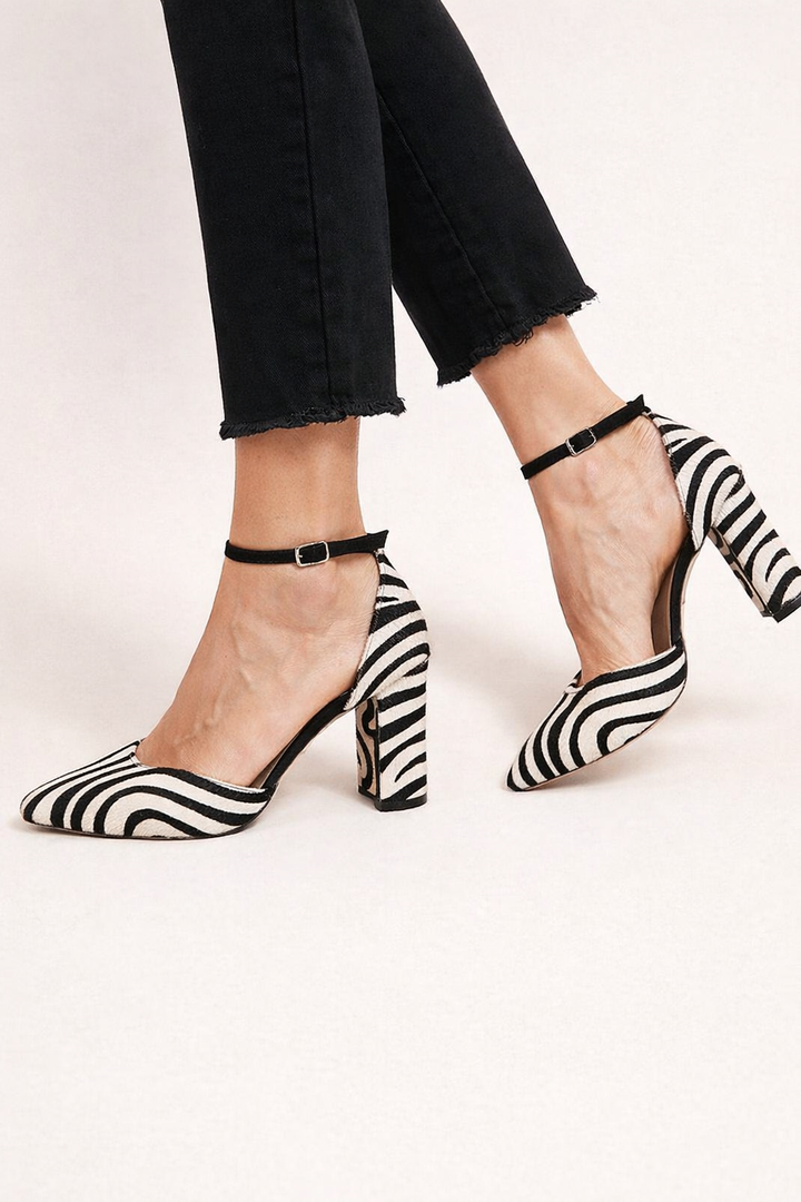 Stijlvolle damesschoenen met zebraprint en elegant enkelbandje, perfect voor een feestelijke zomeravond.