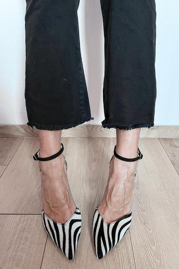 Dames hakken met opvallende zebraprint, stijlvol enkelbandje en comfortabele pasvorm voor de zomer.