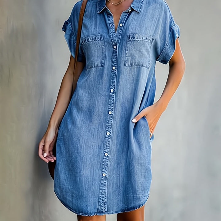 "Stijlvolle denim jurk dames, lichtblauw, comfortabele pasvorm, ideaal voor dagelijks gebruik en diverse gelegenheden."