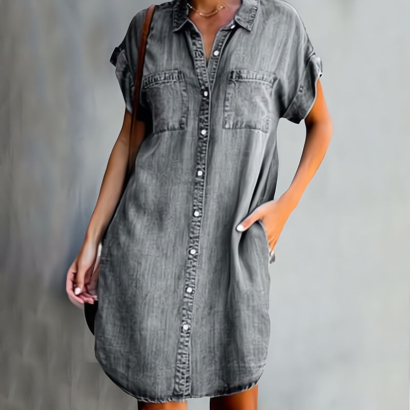 "Stijlvolle denim jurk dames, lichtblauw, comfortabele pasvorm, ideaal voor dagelijks gebruik en diverse gelegenheden."