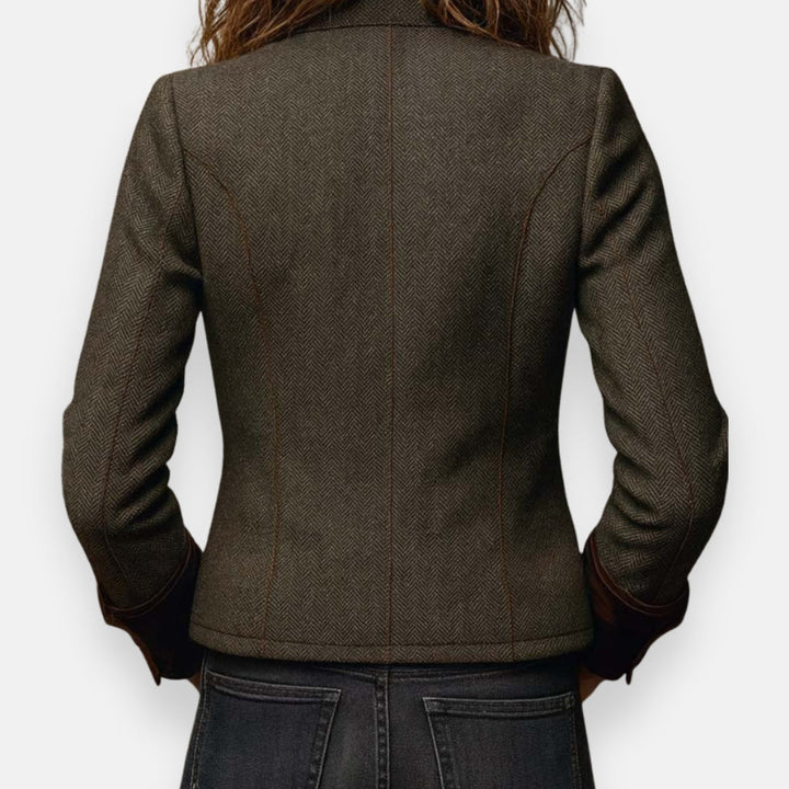 Chique donkergroene dames visgraat blazer met unieke contrasterende manchetten; een stijlvol statement piece.