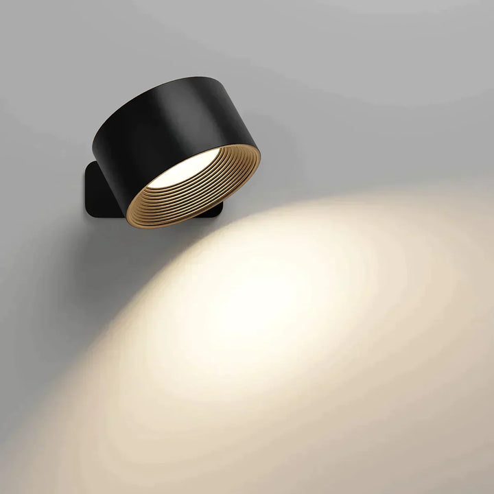 Stijlvolle draadloze oplaadbare 360° LED wandlamp, geschikt voor binnen en buiten, in hout, wit of zwart.