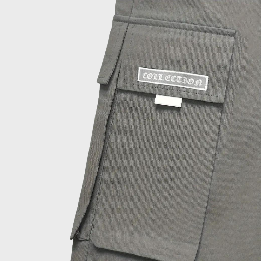 "Stijlvolle en comfortabele heren cargo broek met ruime zakken, verkrijgbaar in khaki, zwart en grijs."