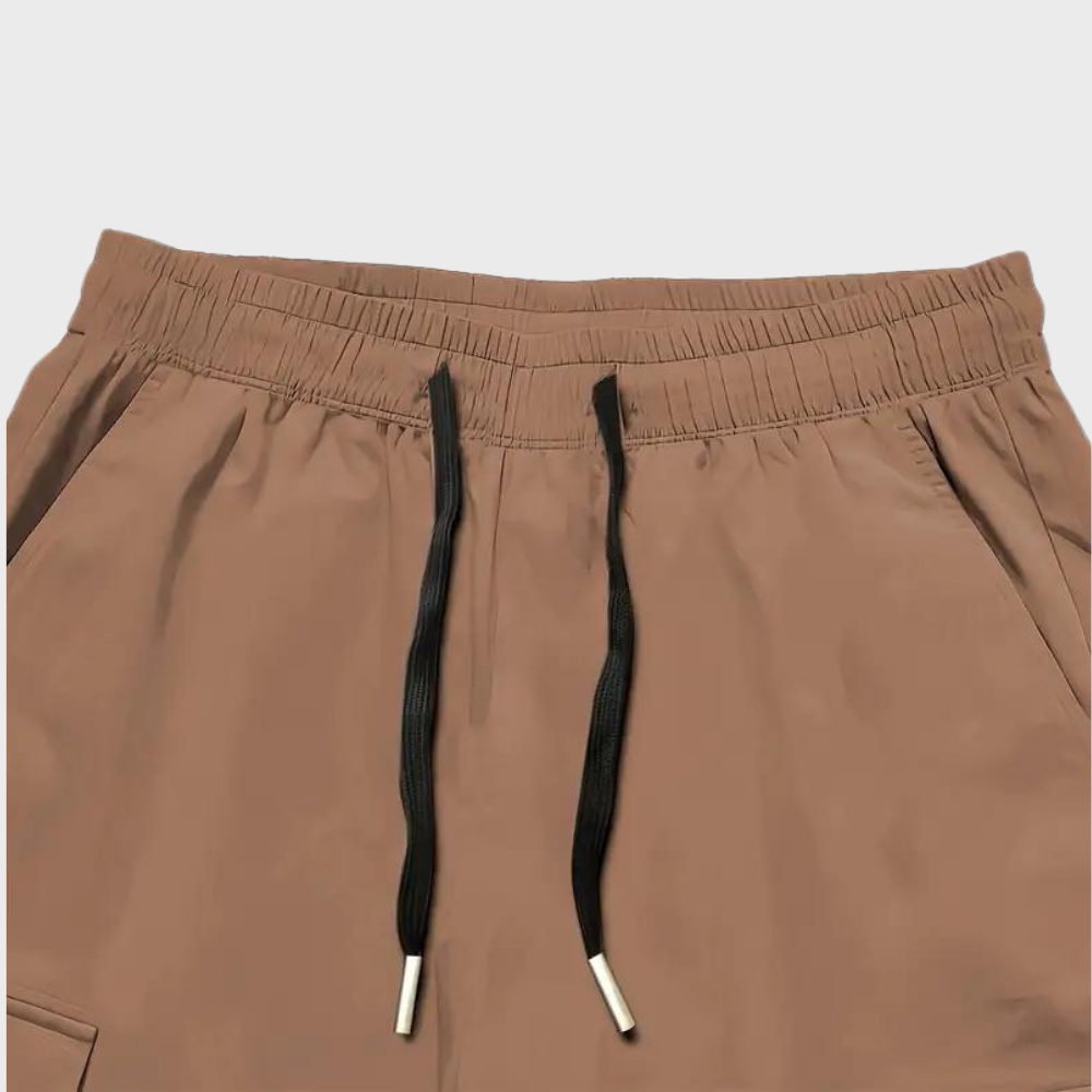 "Stijlvolle en comfortabele heren cargo broek met ruime zakken, verkrijgbaar in khaki, zwart en grijs."