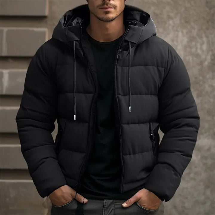 Detail van robuuste rits en warme manchet van de Finn heren pufferjas, perfect voor winterse dagen.
