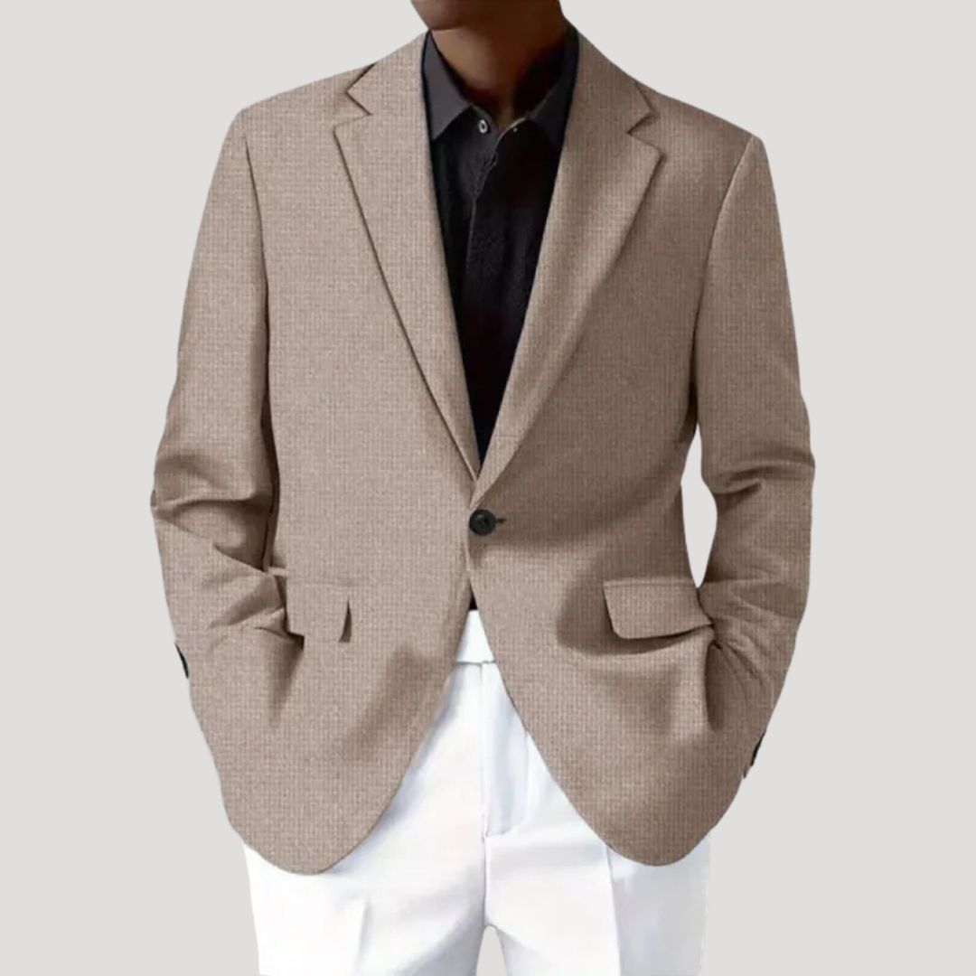 Detail van de getailleerde heren blazer, toont fijne stof en pasvorm. Stijlvolle en comfortabele mannenmode.