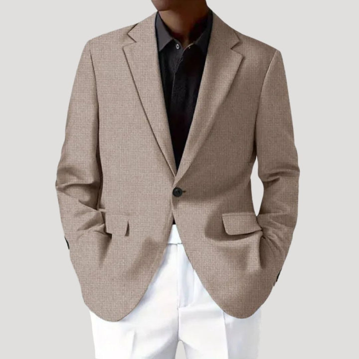 Detail van de getailleerde heren blazer, toont fijne stof en pasvorm. Stijlvolle en comfortabele mannenmode.