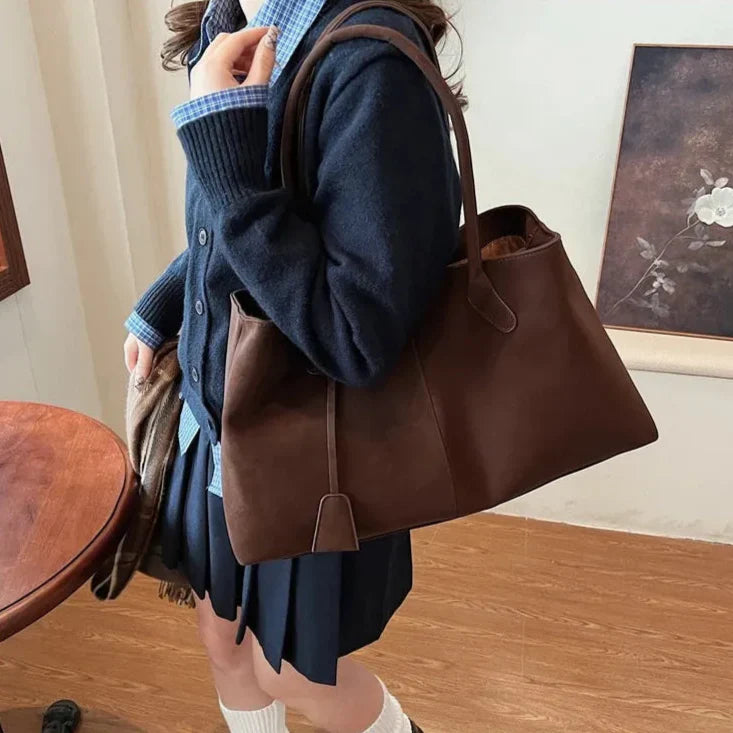 Elegante zwarte tote schoudertas voor dames, ruim en praktisch. Perfect als werktas of alledaagse accessoire.