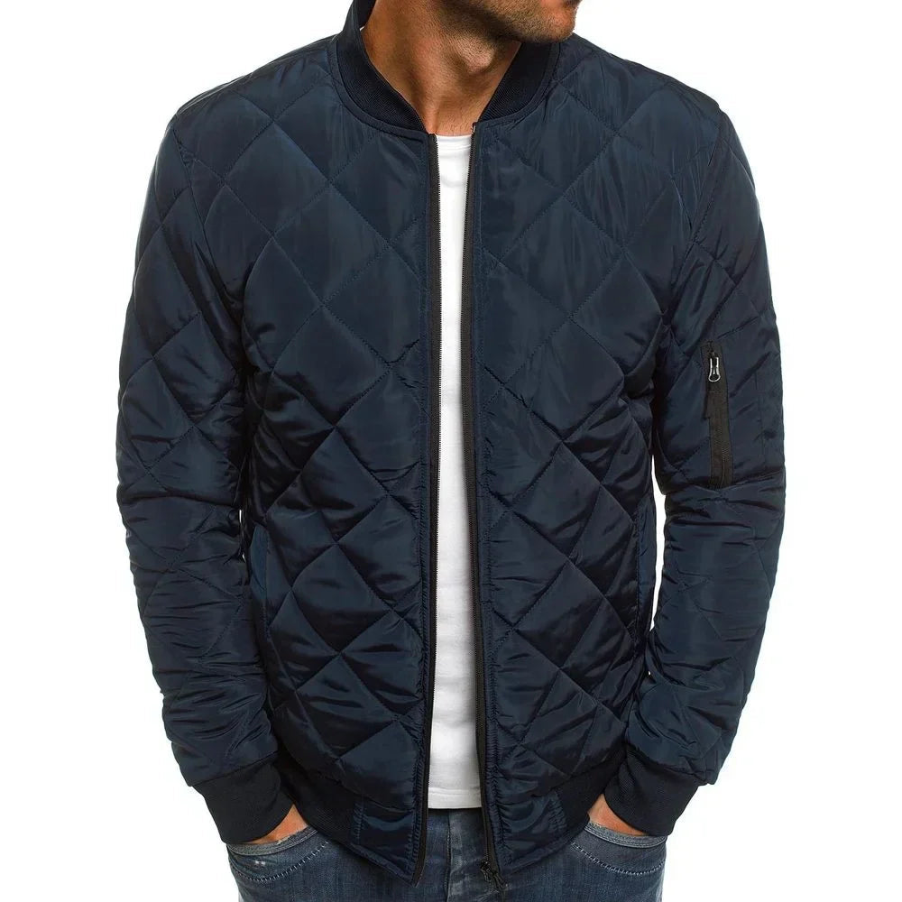 Modieuze heren bomberjas met gewatteerd design, perfecte herfstjas voor een stijlvolle en warme look.