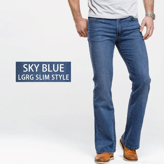 Detailopname van de bootcut pasvorm van de heren jeans, met aandacht voor de uitlopende pijp.