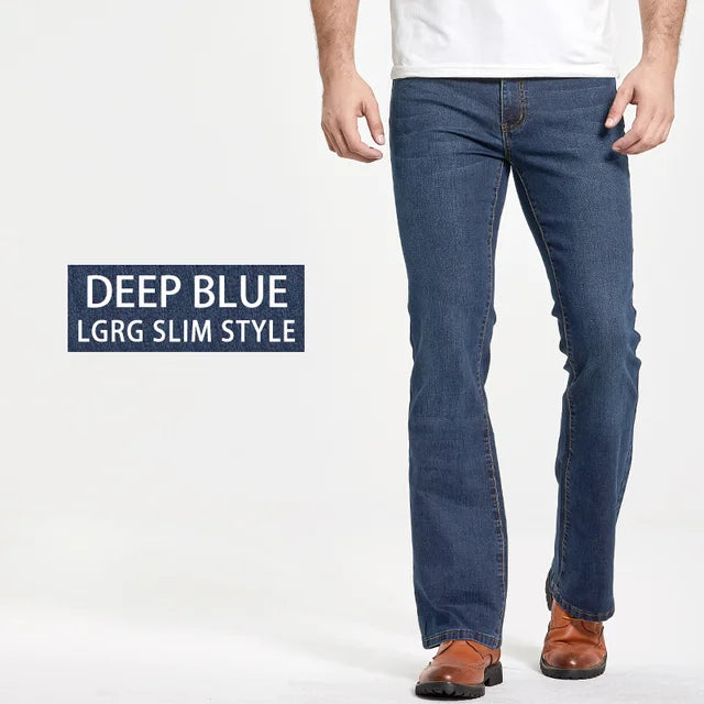 Herenmodel draagt blauwe bootcut jeans, casual en stijlvol voor elke gelegenheid. Tijdloze look.