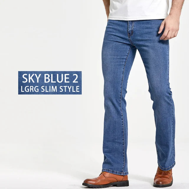 Veelzijdige heren bootcut jeans in denim blauw, comfortabel en modieus voor actieve dagen.