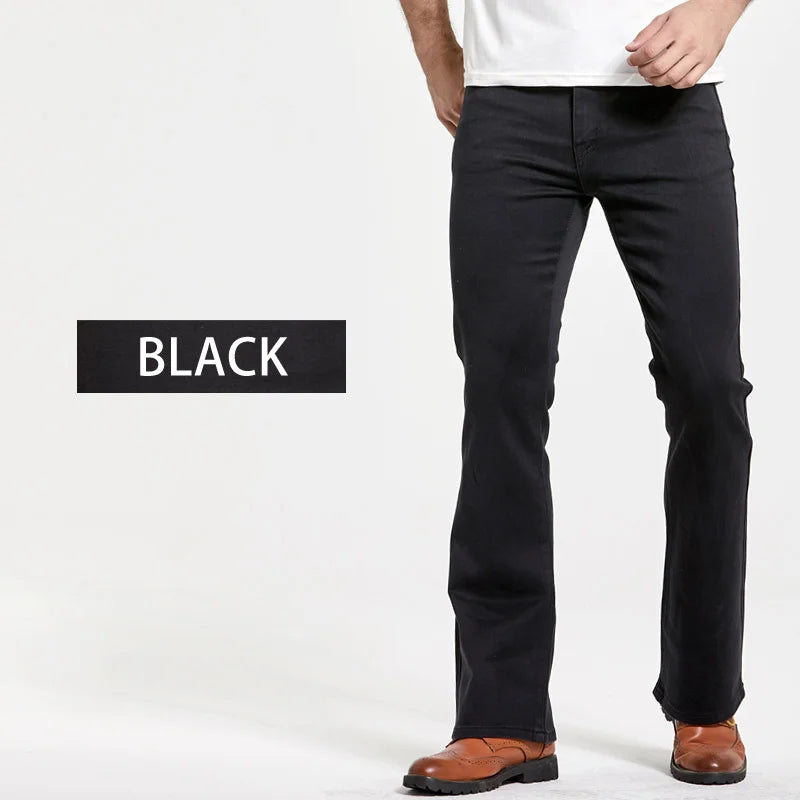 Slim fit bootcut jeans voor heren, een moderne interpretatie van de klassieke spijkerbroek.