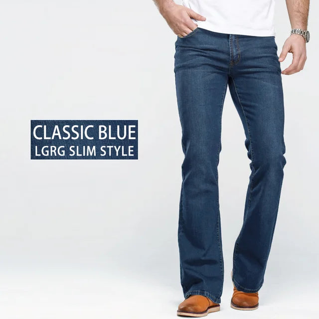 Voorzijde van een klassieke heren bootcut jeans, met focus op de taille en pasvorm.