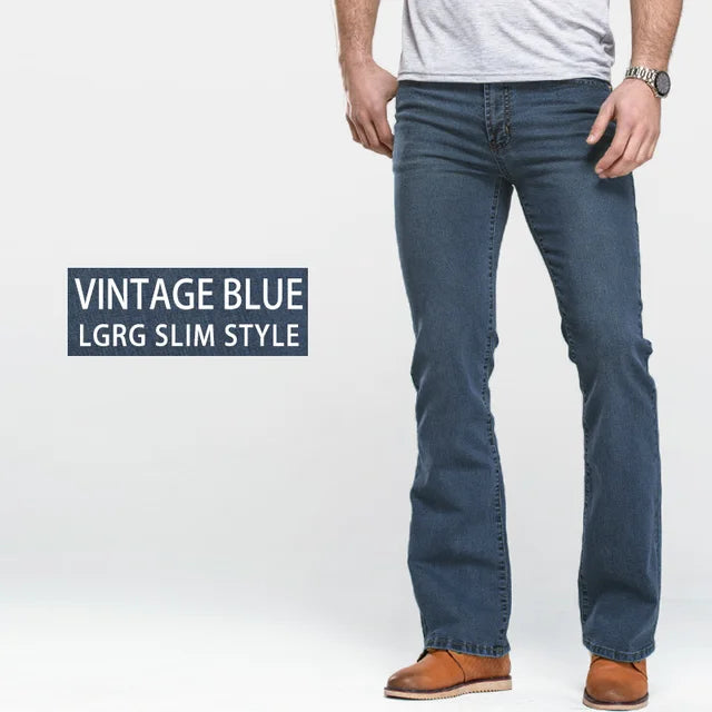 Achterzijde van een stijlvolle zwarte bootcut spijkerbroek voor heren, met zakdetails.
