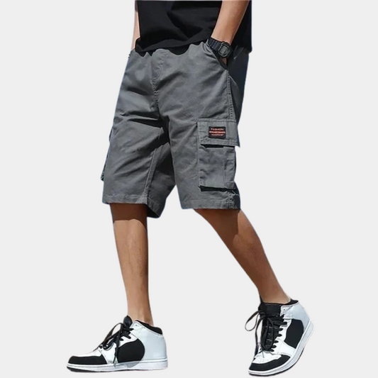 "Stijlvolle heren cargo shorts in grijs, khaki en zwart met praktische zakken, ideaal voor comfort en casual stijl."