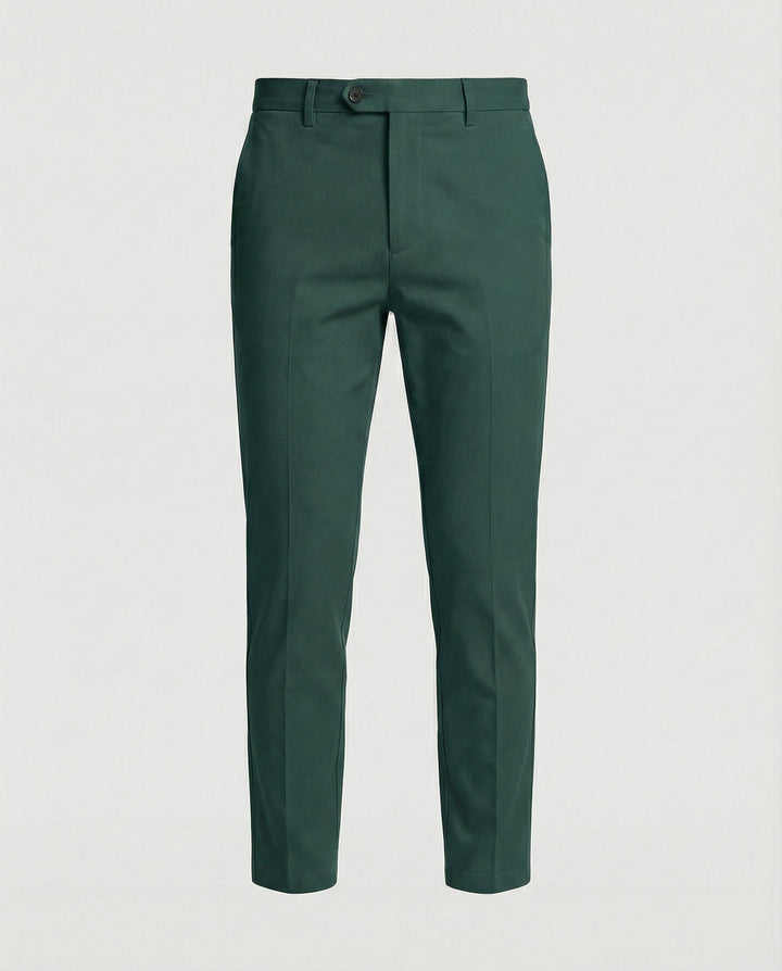 Man draagt stijlvolle heren chino broek met rechte pijp, gekleed maar comfortabel, perfect voor dagelijks gebruik.