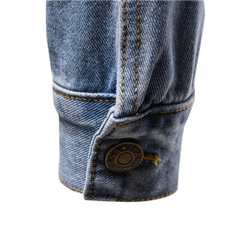 "Stijlvolle heren denim jas met knoopsluiting, praktische zakken en tijdloos ontwerp. Perfecte casual jas voor elke gelegenhe