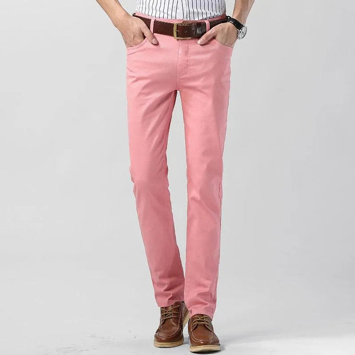 Casual gekleurde herenbroek in levendige kleur, perfect voor een ontspannen dag. Comfortabel en trendy.