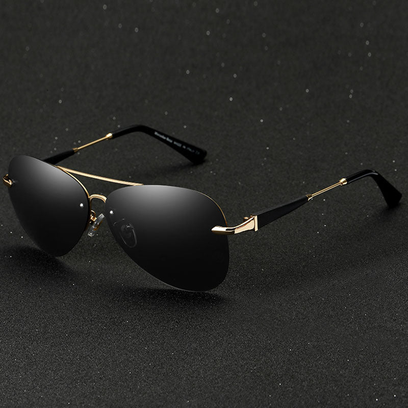 Luxe metalen heren aviator zonnebril, gepolariseerd met UV400 glazen voor optimale oogbescherming en tijdloze stijl.