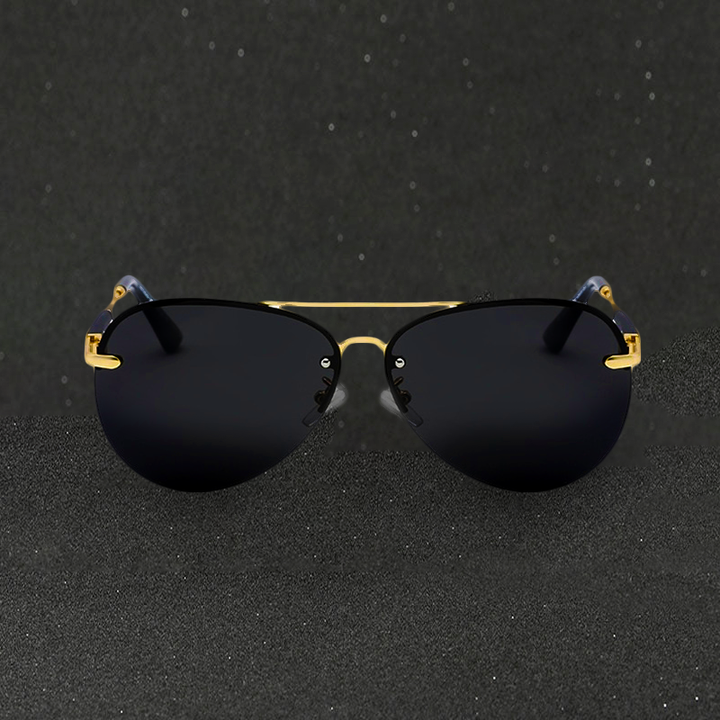 Moderne mannen vliegenierszonnebril met gouden frame en zwarte gepolariseerde glazen; ideaal accessoire tegen schittering.