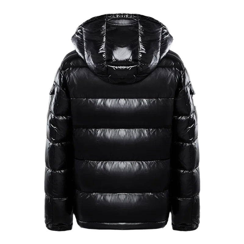 Detail van de robuuste stof van een comfortabele heren gewatteerde winterjas; warme pufferjas.