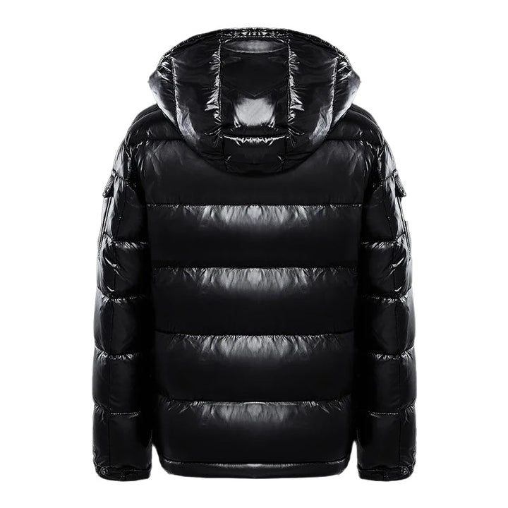 Detail van de robuuste stof van een comfortabele heren gewatteerde winterjas; warme pufferjas.
