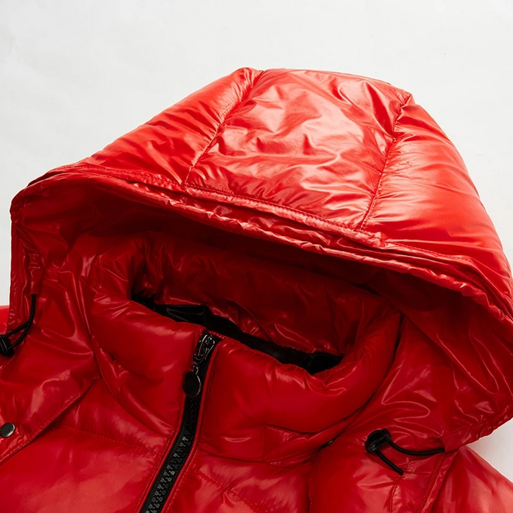 Zakken en rits van een functionele heren gewatteerde winterjas; comfortabele pufferjas.
